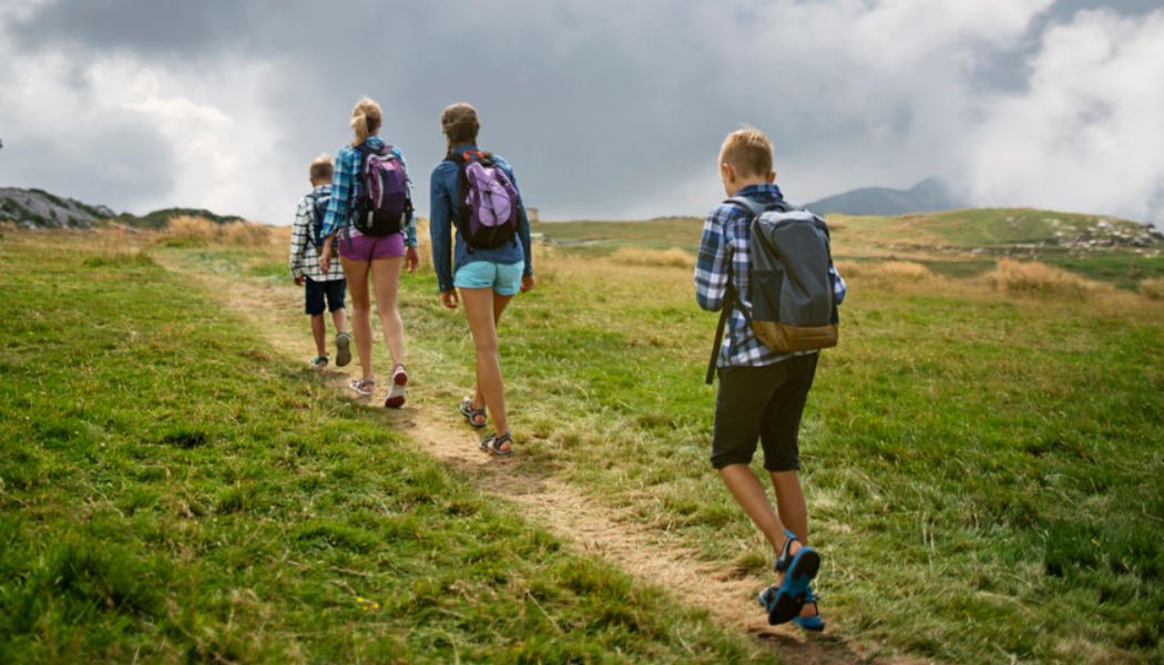 Enfants réunis pour une classe de découverte en montagne