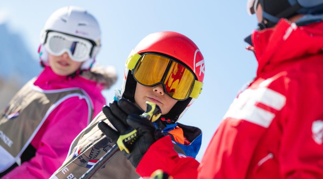 Moniteur esf accompagnant un groupe en randonnée à ski