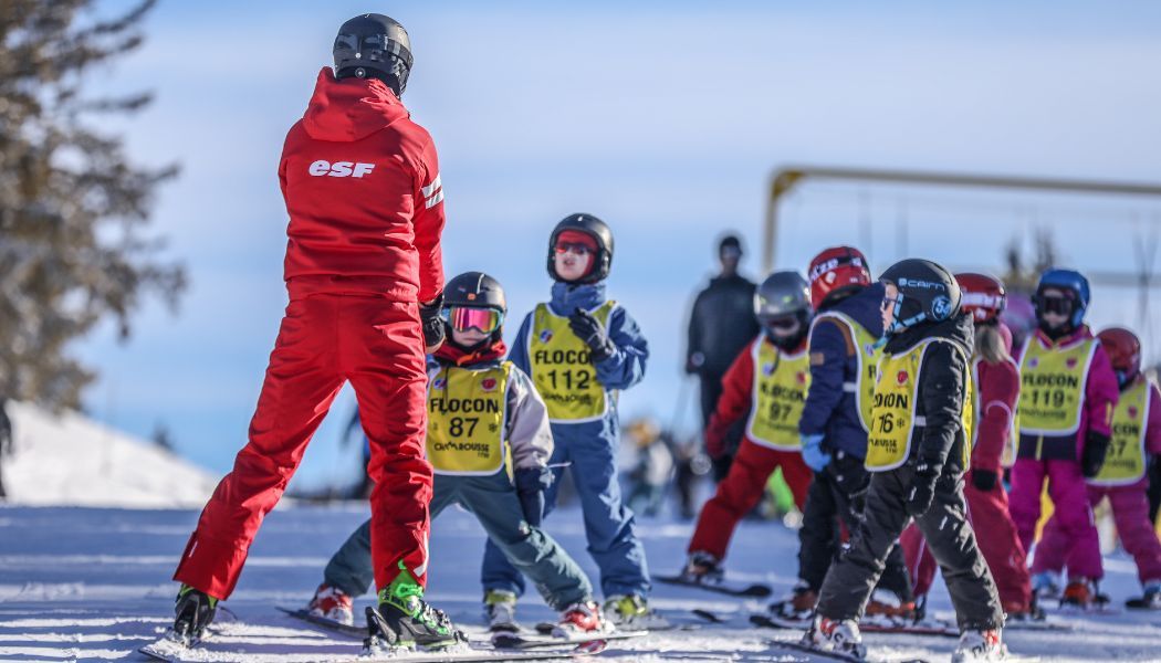 Moniteur esf accompagnant un groupe en montagne